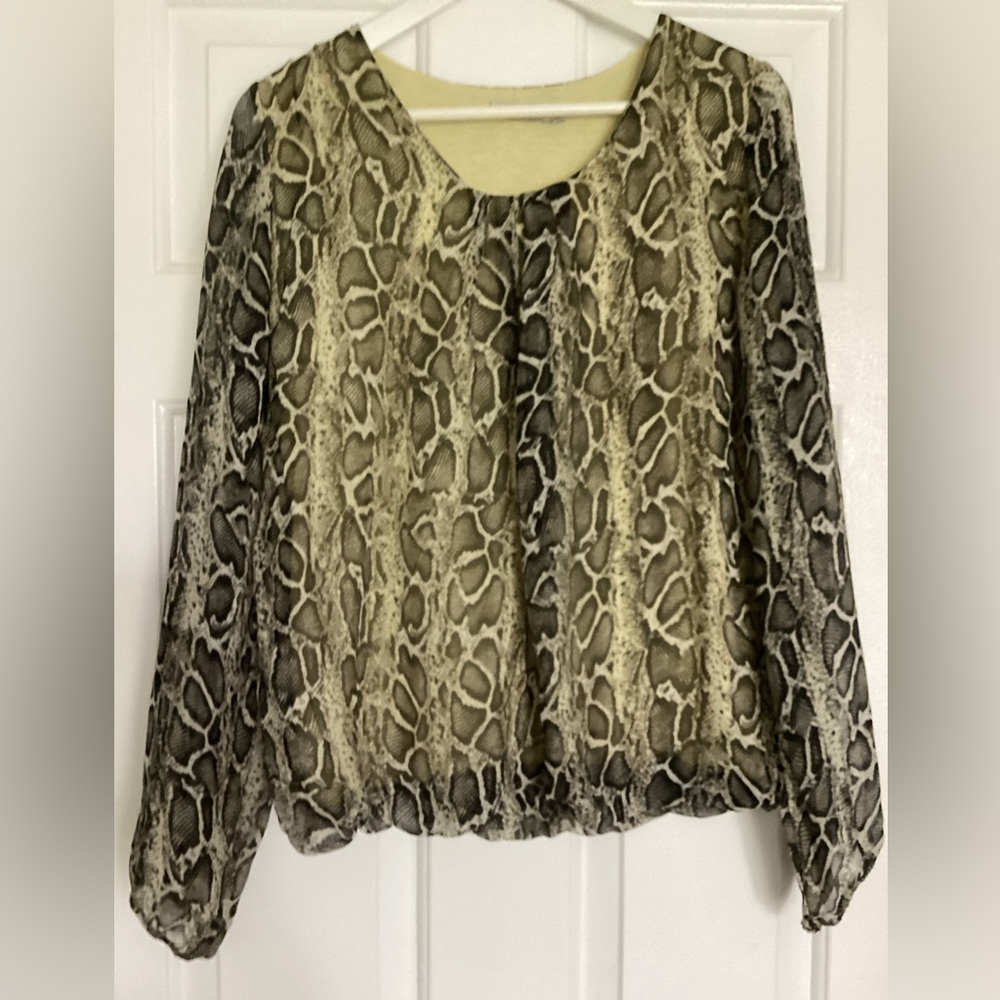 🌺Silk blend partly lined loose style Viola Borghi top. Generous size M